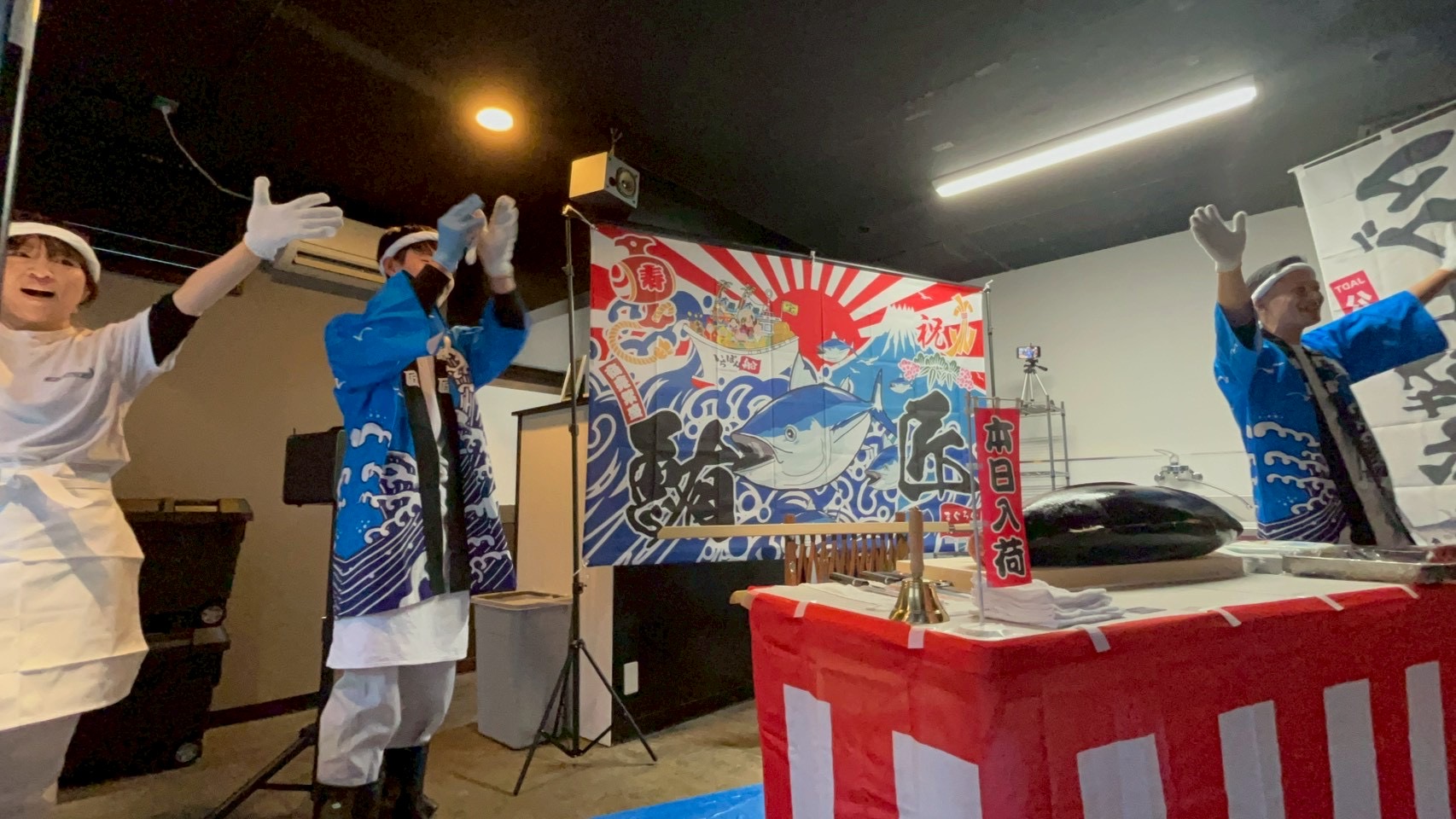 まぐろ解体ショーはじまり~!